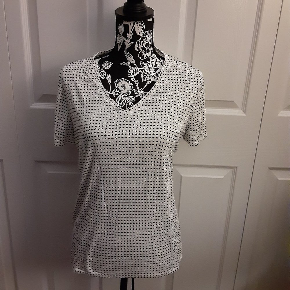 Cute White Alfani V-Neck Shirt- Size M